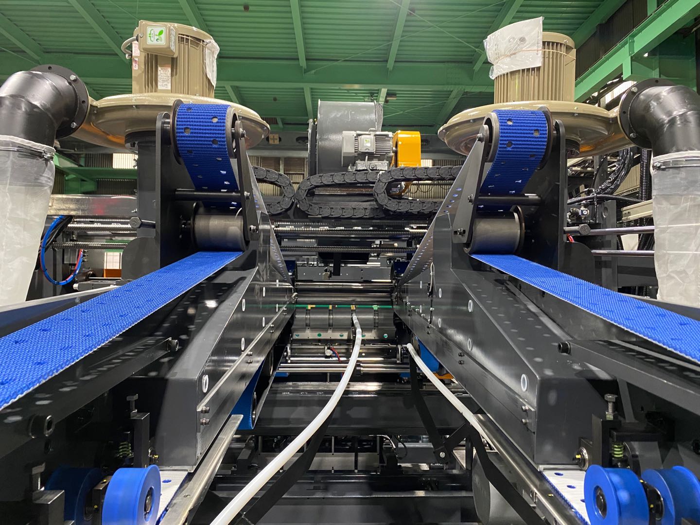 Upper belt with suction